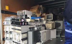 パソコンなどOA機器の大量廃棄